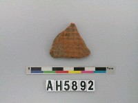 藏品(紅色細砂方格紋陶片)的圖片